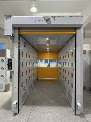 Industrie-Heavy-Duty-Luftdusche mit segmentiertem Winddichtes Design und 0,8 mm zerreißfestem Vorhang für ISO 14644-1-konforme Reinräume