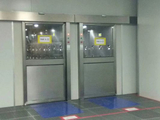 Luftdusche für Industriegüter mit automatischen Schiebetüren. 1500W-Ventilator, 0,3 μm HEPA-Filter. Staubfreier Transfer.