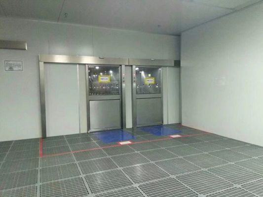 Luftdusche für Industriegüter mit automatischen Schiebetüren. 1500W-Ventilator, 0,3 μm HEPA-Filter. Staubfreier Transfer.