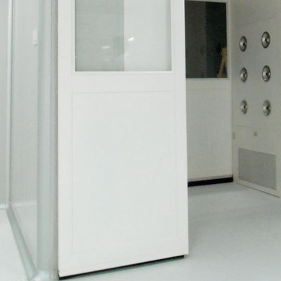 Luftdusche für Industriegüter mit automatischen Schiebetüren. 1500W-Ventilator, 0,3 μm HEPA-Filter. Staubfreier Transfer.