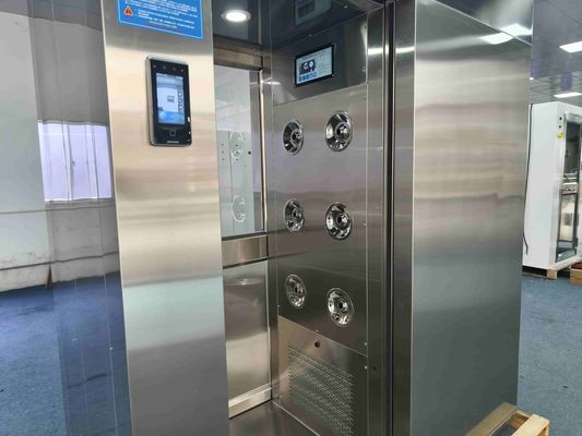 Smart Schiebetür-Luftdusche mit Gesichtserkennung.