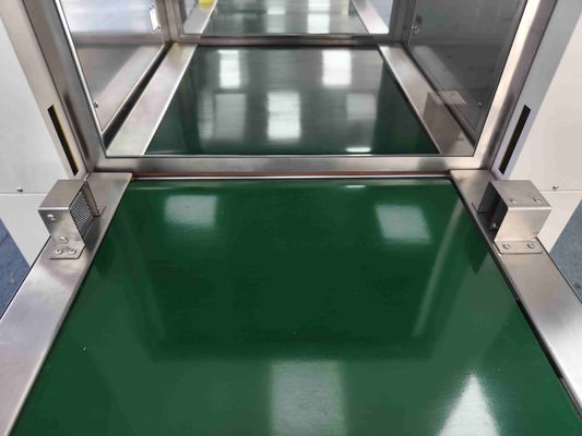 Dreiteilige, kraftbetriebene Schleuse mit integriertem Förderband